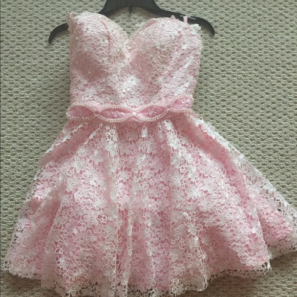 A - Line Sweetheart Short Lace Dress - Picture 2 of 6
